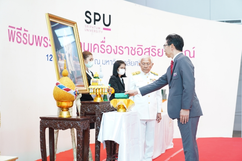 ม.ศรีปทุม จัดพิธีพระราชทานเครื่องราชอิสริยาภรณ์ ประจำปี 2565 ในงานวันสถาปนาครบรอบ 53 ปี SPU เพื่อยกย่องเชิดชูเกียรติ คณาจารย์และบุคลากร