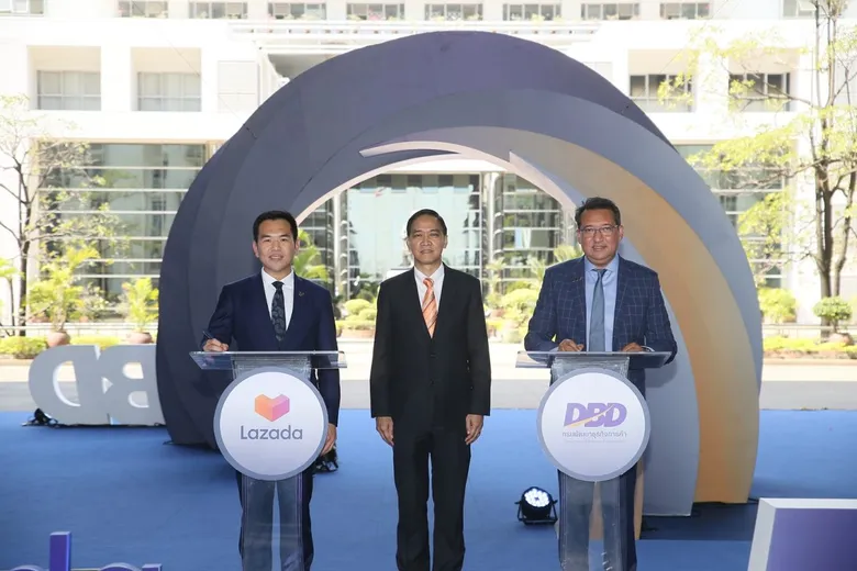 กรมพัฒน์ฯ ฉลองครบรอบ 100 ปี จับมือลาซาด้า 'เซ็น MOU' ส่งเสริมพาณิชย์อิเล็กทรอนิกส์ พลิกโฉมผู้ประกอบไทยนำเทคโนโลยีและนวัตกรรม เปิดตลาดขายสินค้าผ่านแพลตฟอร์มออนไลน์