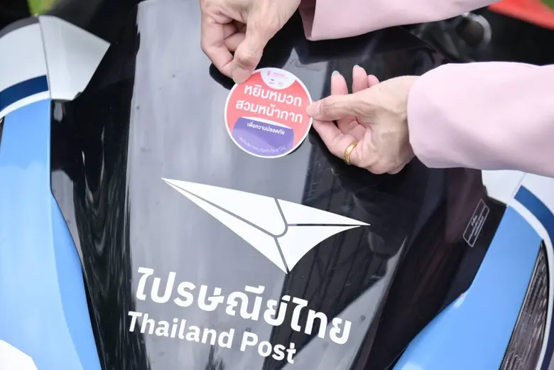 รถคันนี้ขับขี่ปลอดภัย! ชวนส่องท้ายไรเดอร์กับสติ๊กเกอร์ "สุภาพบุรุษไปรษณีย์" พลังการสื่อสารครั้งยิ่งใหญ่ที่ชวนเปลี่ยนรถทุกคัน "ขับขี่อย่างสุภาพ"
