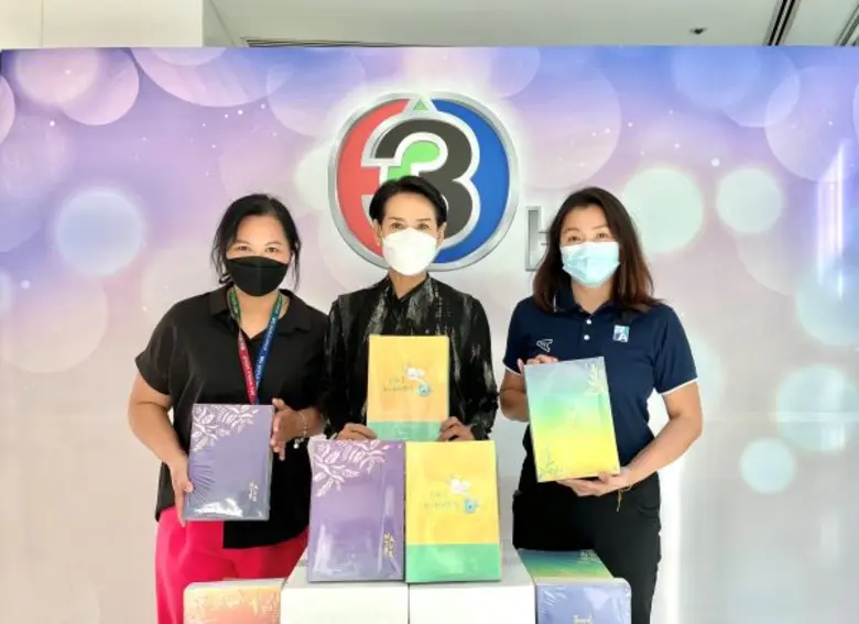 ดั๊บเบิ้ล เอ ร่วมมอบสมุดให้กับสถานีโทรทัศ...