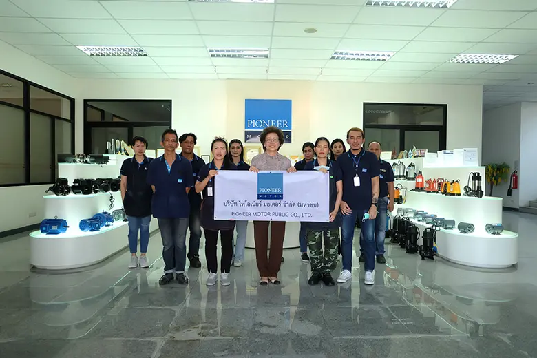 คุณนุชรัตน์ อิทธิโรจนกุล (กลาง) รองกรรมกา...