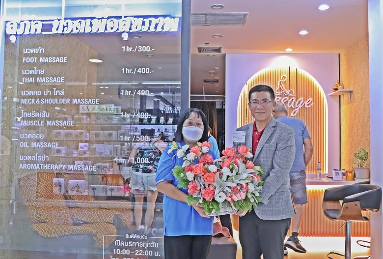 ผู้บริหารเอ็ม บี เค เซ็นเตอร์ มอบดอกไม้แสดงความยินดีร้านเปิดใหม่ "สุภัค นวดเพื่อสุขภาพ"