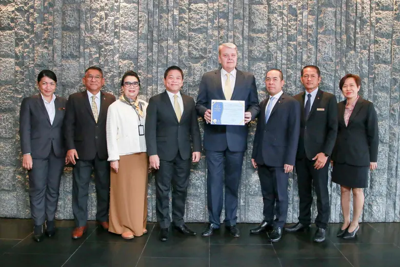 มร. โรเบิร์ต เมาเรอร์ เลิฟเลอร์ (ที่ 4 จา...