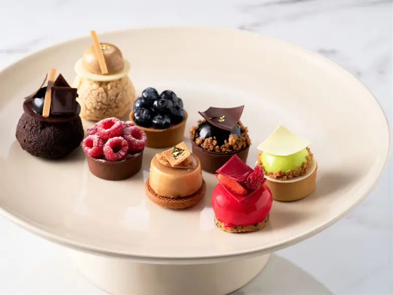 รังสรรค์รายการของหวานรสอร่อยแสนวิจิตรใน 'เลส์ เปอติต์ กาโตส์' พร้อมให้บริการที่ เอราวัณ เบเกอรี่ ณ โรงแรมแกรนด์ ไฮแอท เอราวัณ กรุงเทพฯ