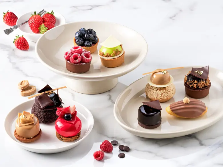 รังสรรค์รายการของหวานรสอร่อยแสนวิจิตรใน 'เลส์ เปอติต์ กาโตส์' พร้อมให้บริการที่ เอราวัณ เบเกอรี่ ณ โรงแรมแกรนด์ ไฮแอท เอราวัณ กรุงเทพฯ