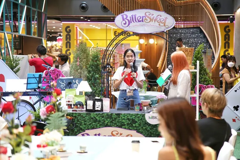 อบอวลไปด้วยความหอมกรุ่นของกลิ่นกาแฟและขนม...