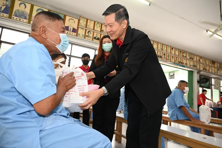 มูลนิธิป่อเต็กตึ๊ง ส่งความสุข และกำลังใจแก่ผู้สูงอายุ เนื่องในเทศกาลตรุษจีน ประจำปี 2566 จัดเลี้ยงอาหารและมอบชุดของขวัญแก่ผู้สูงอายุ ในสถานสงเคราะห์คนชรา และสถานคุ้มครองคนไร้ที่พึ่ง รวม 8 แห่ง