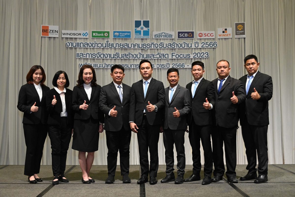 นายโอฬาร จันทร์ภู่ (คนกลาง) นายกสมาคมธุรก...
