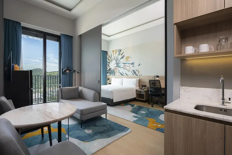 Holiday Inn &amp; Suites Siracha Laemchabang announces special staycation rates aligned with 'Rao Teaw Duay Kan' (We Travel Together) campaign
