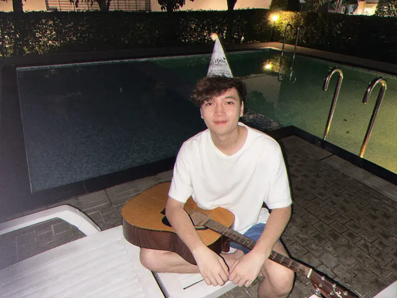 chisun (ชิซัน) กับเพลงใหม่ 'birthday' ที่เล่าเรื่องถึงความรักในฤดูฝน พร้อมกับวีดีโอที่ใช้ AI วาดภาพเล่าเรื่อง