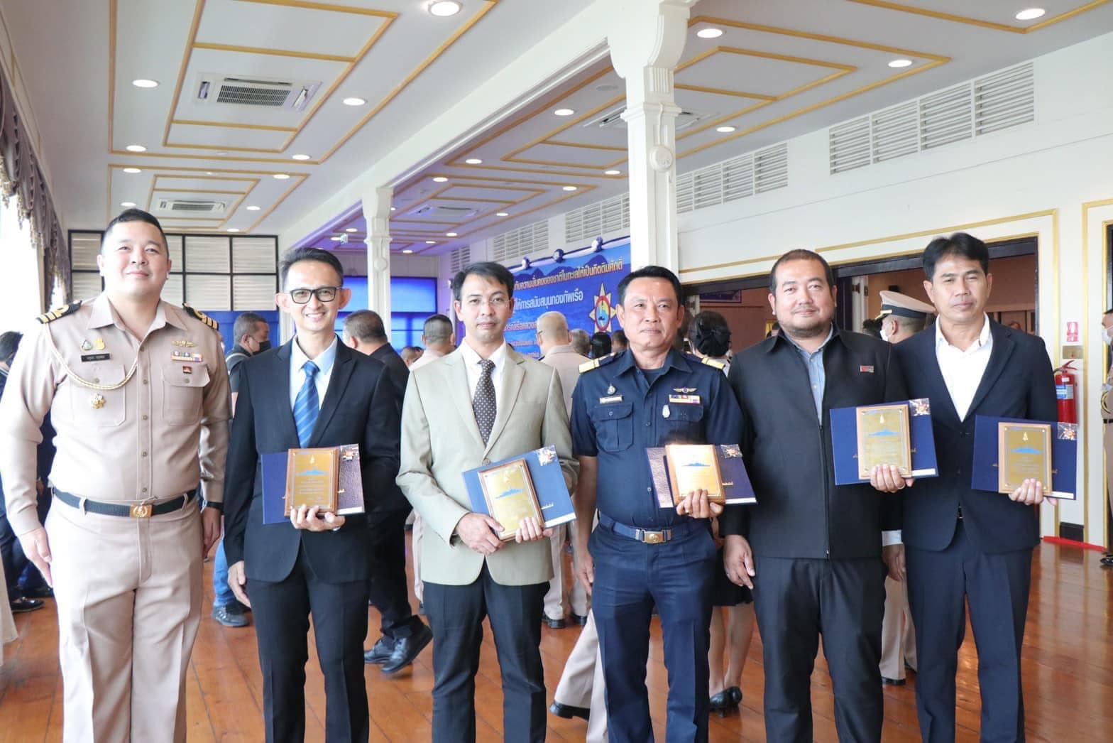 "ท่าเรือประจวบ" รับมอบเครื่องหมายการประมงกับความมั่นคงของชาติในทะเล
