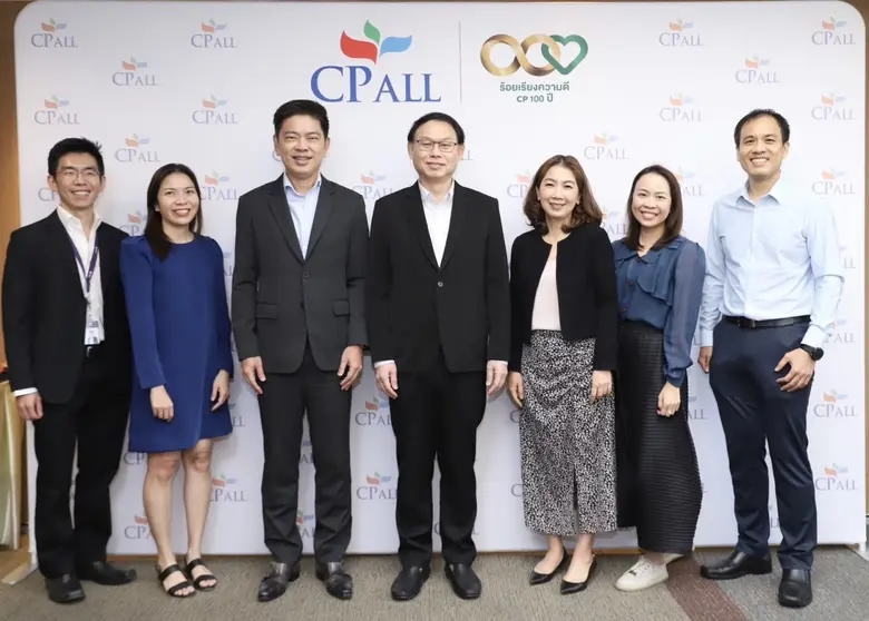 นายยุทธศักดิ์ ภูมิสุรกุล (กลาง) ประธานเจ้...