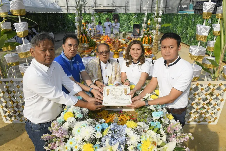 คุณมณีรัตน์ ธนัชญ์เศรษฐ์ (ที่ 2 จากขวา) ประธานเจ้าห...