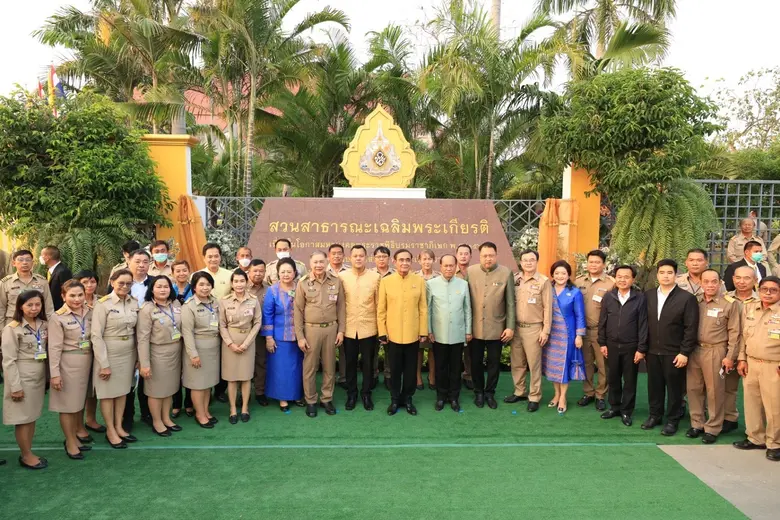 รมว.สุชาติ ร่วมคณะ นายก ลงพื้นที่แปดริ้ว เยี่ยมกลุ่มแรงงานนอกระบบ สร้างงาน ต่อยอดอาชีพผู้ถือบัตรสวัสดิการแห่งรัฐ