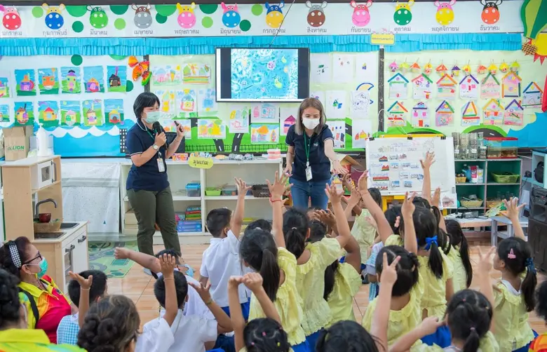 ไลอ้อนสนับสนุนกิจกรรม "ส่งรักปันสุข จากสูงวัยสู่เด็กน้อย" นำทีมวิทยากรให้ความรู้การแปรงฟันและล้างมือที่ถูกวิธี สร้างสุขอนามัยที่ดีให้แก่เด็กนักเรียน