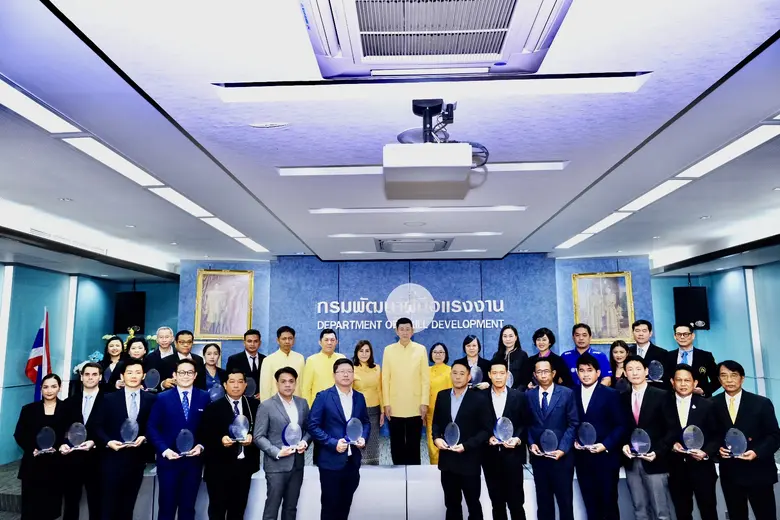 นิปปอนเพนต์รับโล่เกียรติคุณ