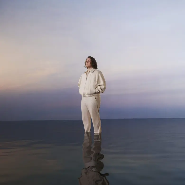 "Lewis Capaldi" ศิลปินหนุ่มอารมณ์ดีกับเสี...