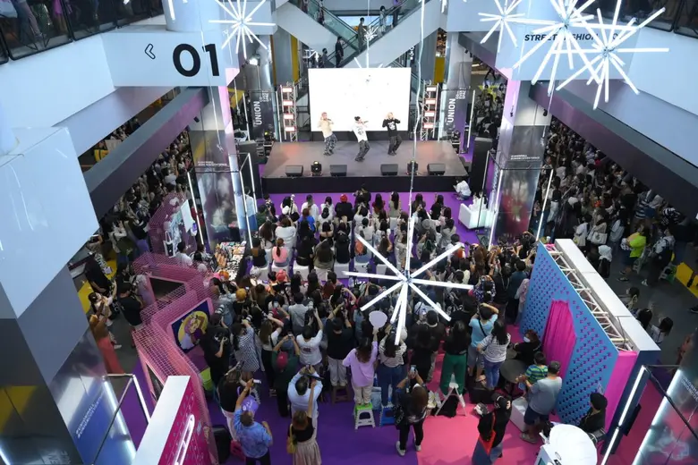 Fandom จัดใหญ่ ชวนแฟนคลับทุกด้อมมารวมตัวและสนุกกันในงาน "FANDOMTOPIA" ดินแดนของแฟนคลับ เล่นเอาคนล้นห้าง สนั่นยูเนี่ยนมอลล์