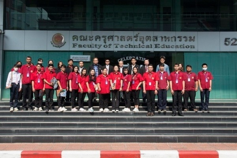 รศ.ดร.ไพโรจน์ สถิรยากร คณบดีคณะครุศาสตร์อ...
