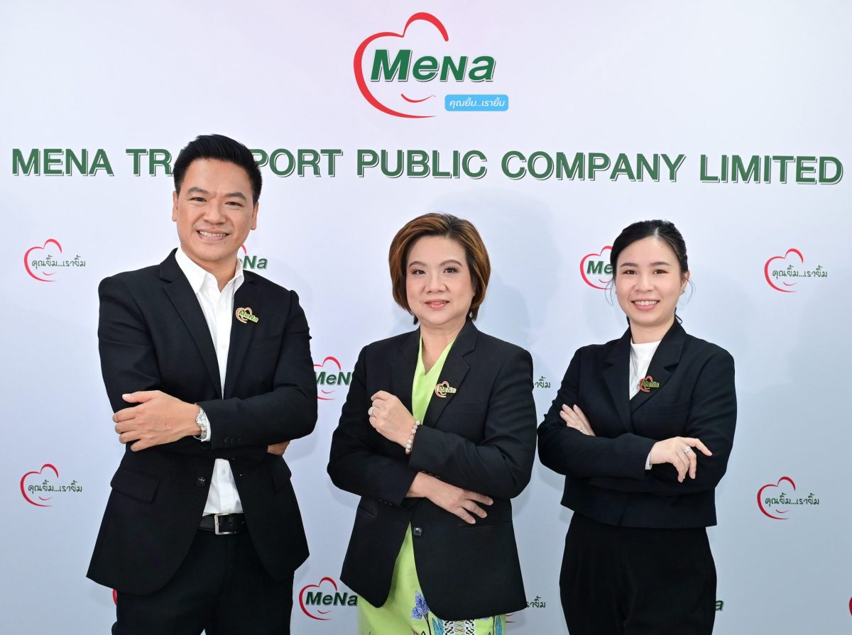 คุณสุวรรณา ขจรวุฒิเดช (กลาง) ประธานเจ้าหน...