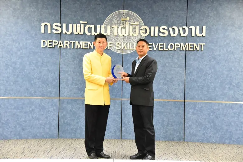 นายบุญเรือง จินดาวงศ์ (ขวา) ผู้จัดการ(อาว...