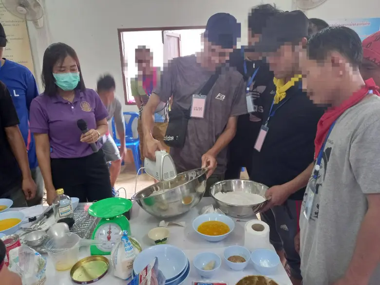 สำนักงานพัฒนาฝีมือแรงงานน่านบรรยายภารกิจการพัฒนาฝีมือแรงงานและรับสมัครผู้ที่สนใจเข้ารับการฝึกอบรม พร้อมสาธิตการทำโดนัทจิ๋ว
