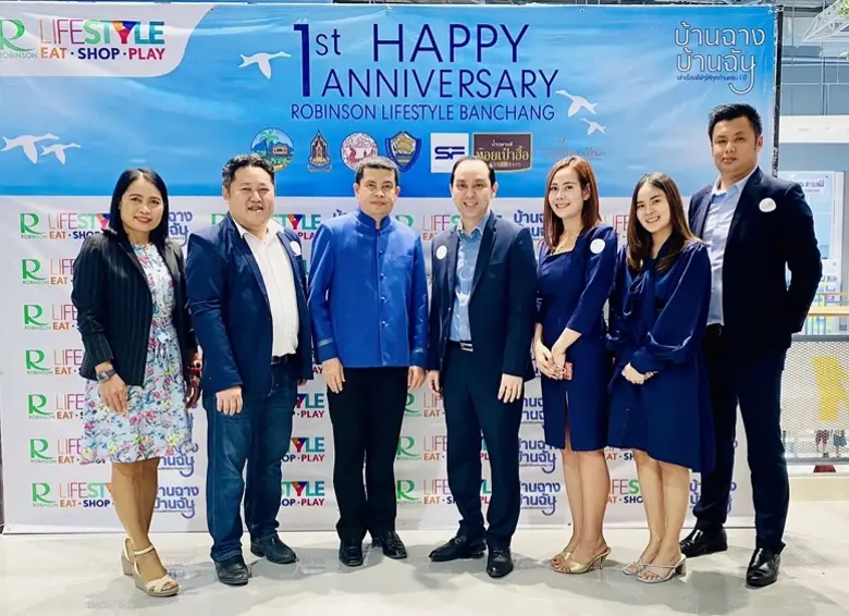 กิตติเดช คุ้มม่วง (คนที่ 4 จากซ้าย) ผู้จั...