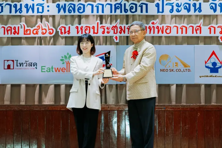 พลอากาศเอก ประจิน จั่นตอง (ขวา) อดีตรองนา...