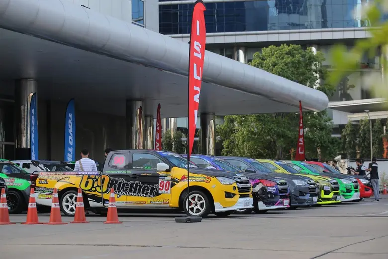 กลุ่มตรีเพชร โดย บริษัท ตรีเพชรอีซูซุเซลส์ จำกัด ร่...