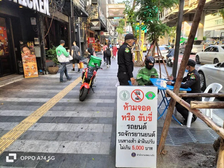 กทม.เข้มงวดกวดขันจับปรับขับขี่จักรยานยนต์บนทางเท้าถนนสีลม