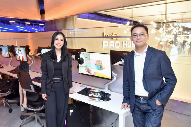 นางสาวสุธิดา มงคลสุธี (ซ้าย) ประธานเจ้าหน...