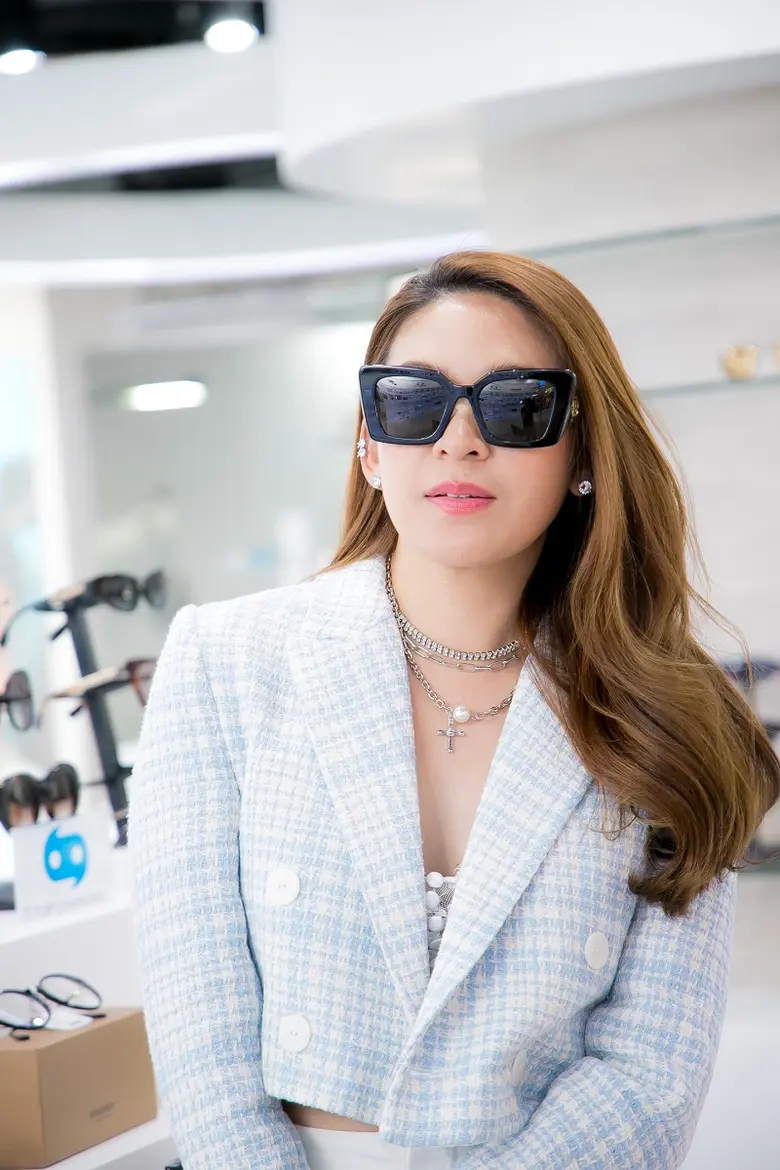 "น้ำหวาน พิมรา" พาอัพเดทเทรนด์ "BURBERRY" แว่นหรูสัญชาติอังกฤษ ต้อนรับซัมเมอร์ ที่ร้านแว่นท็อปเจริญ