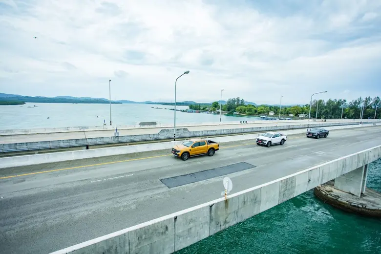เทศกาลสงกรานต์หรือปีใหม่ไทยในเดือนเมษายนน...