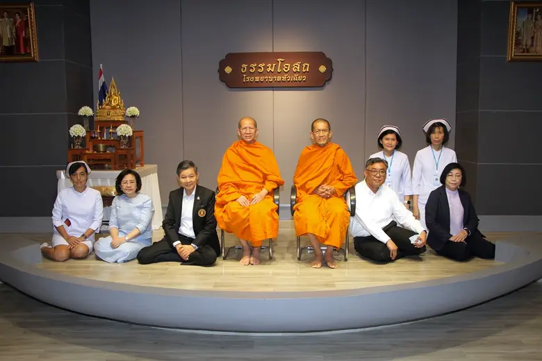 พระครูสังฆกิจพิมล (ขวา) ผู้ช่วยเจ้าอาวาสว...