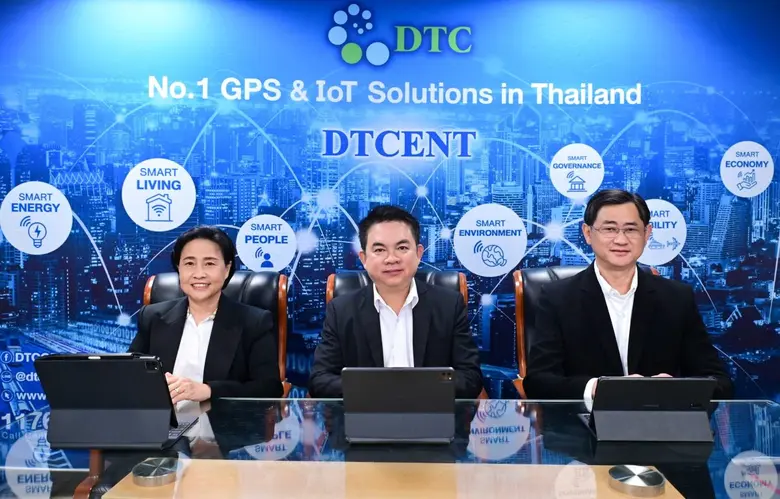 คุณทศพล คุณะเพิ่มศิริ (กลาง) ประธานเจ้าหน...
