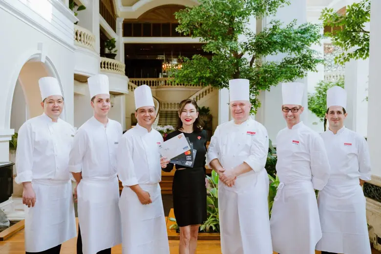 นางสาวปริม ปัญญาเสรีพร (ซ้าย) ผู้บริหารสู...