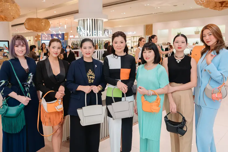 คุณวิไลพร ศิรินภาพันธ์ (ตรงกลาง) ดีไซน์เน...