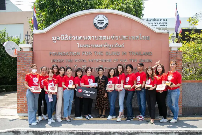 คุณชนิดาภา เพ็ชรักษ์ (กลาง) ผู้อำนวยการศู...
