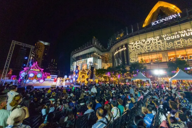 มหาสงกรานต์ ไอคอนสยาม คึกคัก! คนไทย-ชาวต่างชาติ แห่สาดน้ำ สนุกสนานกับอุโมงค์น้ำขนาดยักษ์ ศิลปิน 'เพลงเอก' ร่วมสร้างบรรยากาศงานสงกรานต์