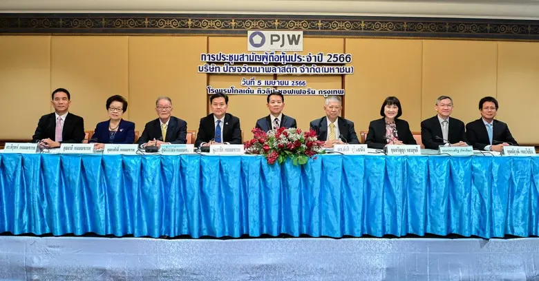 ดร.ดำริ สุโขธนัง (ที่ 4 จากขวา) ประธานกรร...