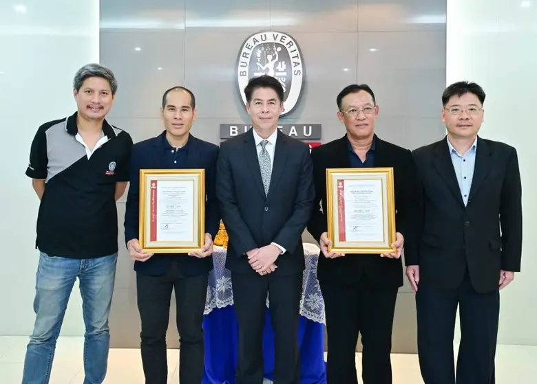 คุณประวาลทอง ทองใหญ่ ณ อยุธยา (กลาง) ผู้จ...