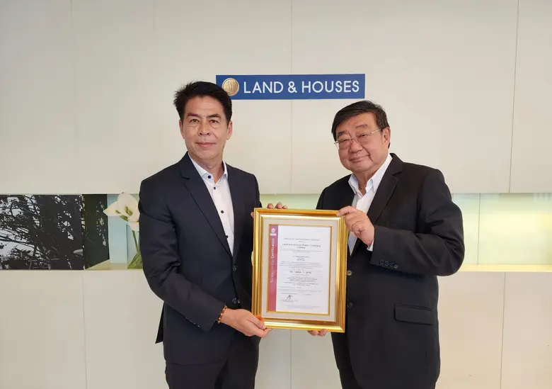 คุณวิทย์ ตันติวรวงศ์ (ขวา) กรรมการผู้จัดก...