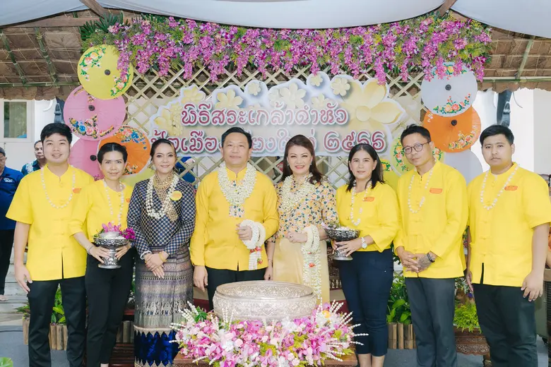 นางสาวณิชรัตน์ ชำนาญกิจ (ที่๓ซ้าย) รองผู้...
