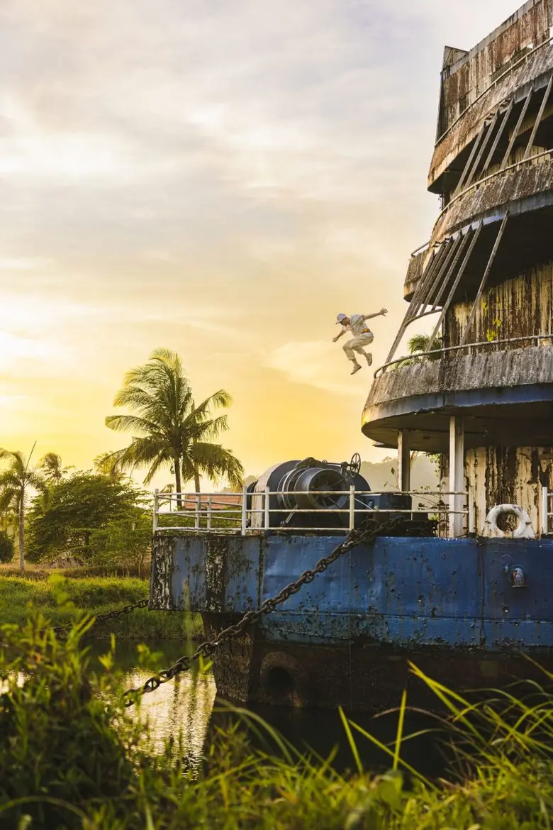 Red Bull X Team Farang ท้าทายขีดจำกัด ปลุกเร้าอะดรีนาลีนด้วยการสำรวจเรือโรงแรมร้างสูง 7 ชั้นที่เกาะช้าง สำหรับผู้แสวงหาตื่นเต้น ไปกับ Red Bull และ ทีม Farang เพื่อค้นพบประเทศไทยในรูปแบบใหม่