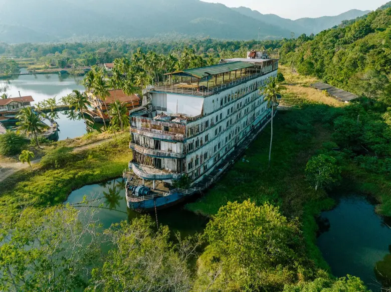 Red Bull X Team Farang ท้าทายขีดจำกัด ปลุกเร้าอะดรีนาลีนด้วยการสำรวจเรือโรงแรมร้างสูง 7 ชั้นที่เกาะช้าง สำหรับผู้แสวงหาตื่นเต้น ไปกับ Red Bull และ ทีม Farang เพื่อค้นพบประเทศไทยในรูปแบบใหม่