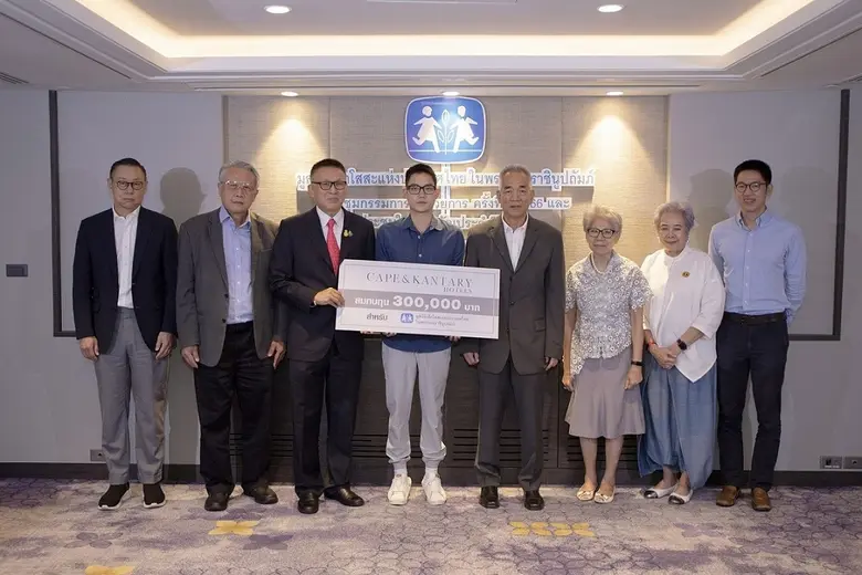 ธีระพงศ์ ปังศรีวงศ์ (คนที่ 5 จากซ้าย) กรร...