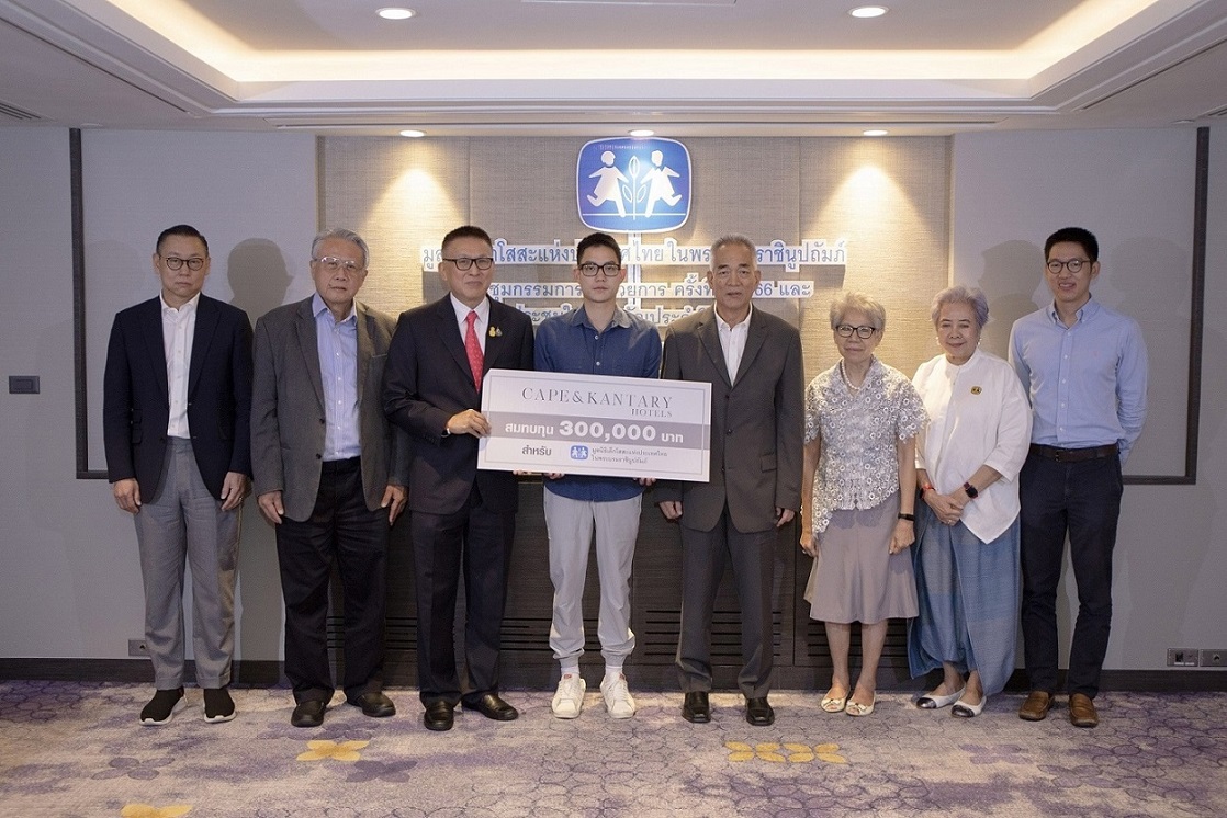 Tirapongse Pangsrivongse (5th left), Exec...
