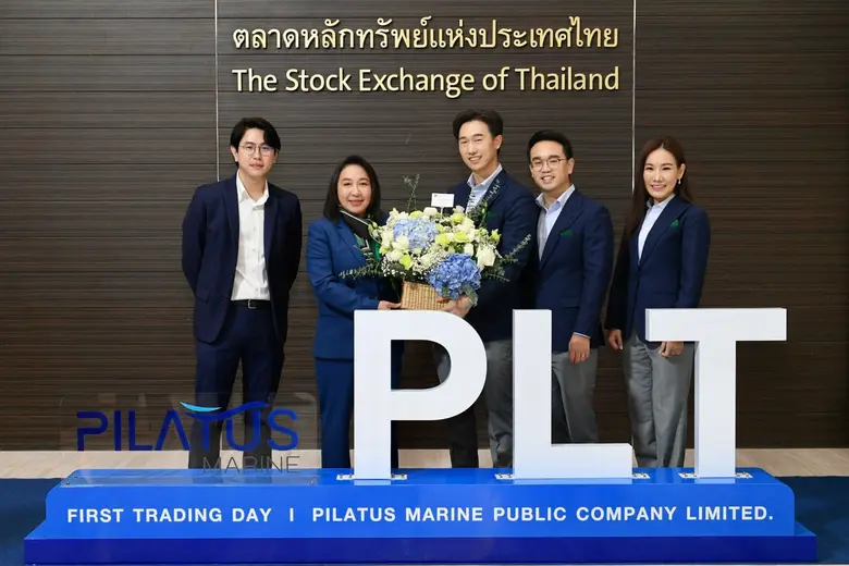 นางสาวพัชพร สรรคบุรานุรักษ์ (คนที่ 2 จากซ...