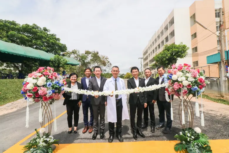 Kao Joins hands with Thaioil Group to improve road pavemant with innovative asphalt for Laem Chabang Hospital