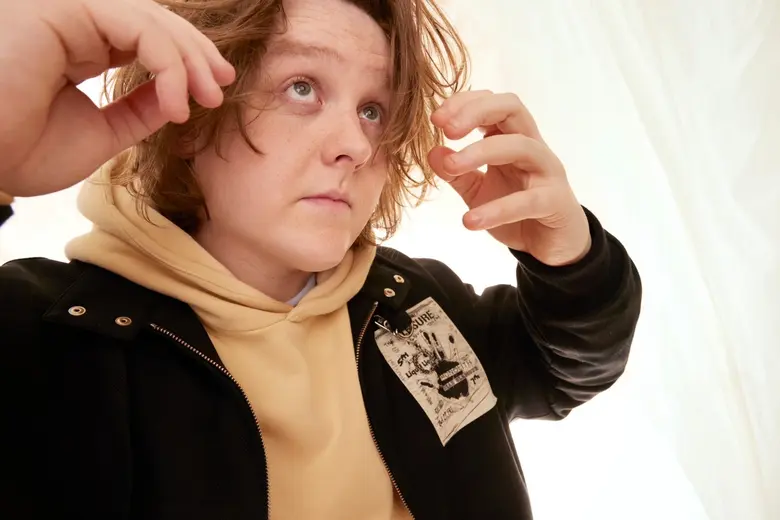 "Broken By Desire To Be Heavenly Sent" อัลบั้มชุดที่ 2 จาก "Lewis Capaldi" ที่ร้อยเรียงความซื่อสัตย์ทางอารมณ์ผ่านเสียงร้องทรงพลัง ทั้งหมด 12 บทเพลง